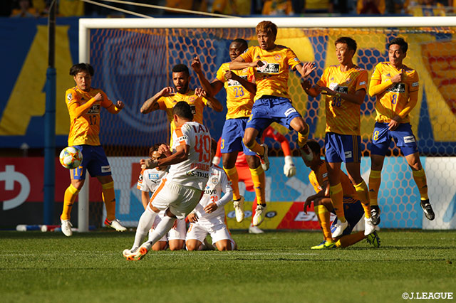 前半終了間際にドウグラス（清水）がFKを直接狙うも、壁に阻まれ得点とはならず【明治安田Ｊ１ 第31節 仙台vs清水】