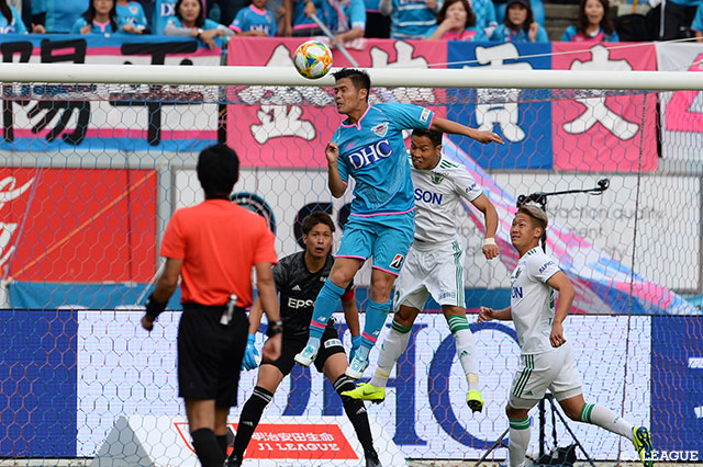 FKのチャンスに小野がニアサイドにクロスを入れるとDFの前に走り込んだ金井 貢史がヘディングシュートを放つ！難しい体勢から放たれたシュートが枠の左に決まって鳥栖が貴重な先制点を奪う【明治安田Ｊ１ 第31節 鳥栖vs松本】