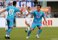 得点を決めた金井 貢史(鳥栖)とアシストした小野 裕二がハイタッチを交わす【明治安田J1 第31節 鳥栖vs松本】