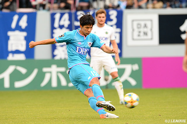 パク ジョンス（鳥栖）が敵陣中央からミドルシュートを放つが、DFにブロックされゴールならず【明治安田Ｊ１ 第31節 鳥栖vs松本】