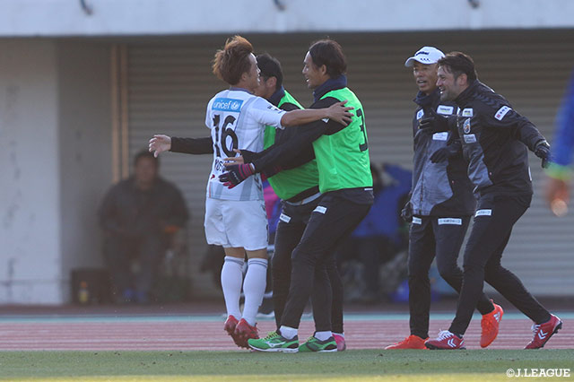 ゴール前に抜け出した呉屋はつぶれるも、こぼれ球を吉岡 雅和が拾い左足で押し込む！これが決まり長崎が逆転に成功する【明治安田Ｊ２ 第40節 山形vs長崎】