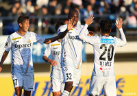 呉屋とのワンツーで抜け出したビクトル イバルボが豪快に右足を振り抜き、長崎がリードを2点に広げる【明治安田J2 第40節 山形vs長崎】