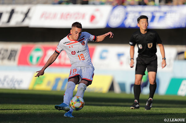 ペナルティエリア手前からのFKをイッペイ シノヅカ（大宮）が直接狙うも相手の壁にブロックされてしまう【明治安田Ｊ２ 第40節 栃木vs大宮】