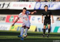 ペナルティエリア手前からのFKをイッペイ シノヅカ（大宮）が直接狙うも相手の壁にブロックされてしまう【明治安田Ｊ２ 第40節 栃木vs大宮】