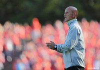 ピッチサイドから選手に指示を送る田坂監督(栃木)【明治安田J2 第40節 栃木vs大宮】