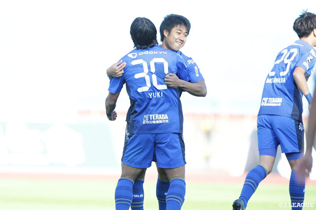 井上のシュートに反応した土居 柊太がうまくコースを変えゴールに押し込む！これが決まり町田が開始3分で先制に成功する【明治安田Ｊ２ 第40節 町田vs山口】