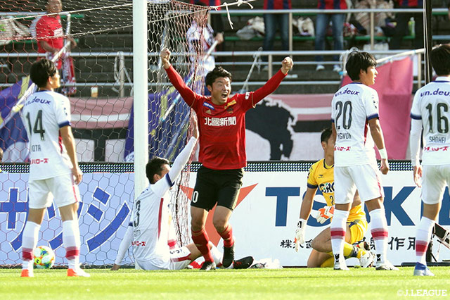 金子のクロスはDFに当たりコースが変わるがニアサイドで反応した垣田 裕暉（金沢）が押し込んで先制点を獲得！【明治安田Ｊ２ 第40節 金沢vs岡山】