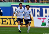 松尾が右サイドの敵陣深くからグラウンダーのクロスを送ると、ファーサイドに走り込んだ武田 英二郎が押し込み、横浜FCが欲しかった先制点を奪う【明治安田Ｊ２ 第40節 徳島vs横浜FC】