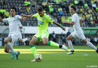 開始早々、クレーベ(千葉)に決定機が訪れるもシュートは枠の上へと外れてしまう【明治安田J2 第40節 千葉vs東京V】