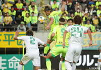 米倉が右サイドの敵陣深くから高精度のクロスを送る。ゴール前でフリーになった船山 貴之（千葉）が頭から飛び込むも、わずかにタイミングがずれて押し込めない【明治安田Ｊ２ 第40節 千葉vs東京Ｖ】