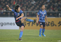 FKのチャンスに、キッカー原口 元気(#8)が放ったボールはGKの前でワンバウンドし、ネットに吸い込まれて日本が追加点を挙げる【カタールW杯 アジア2次予選 キルギスvs日本】