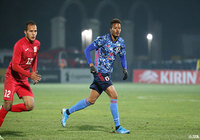 最後の交代枠として投入された鈴木 武蔵(札幌/#21)は前線で果敢にプレスを掛けてパスコース限定する動きや、高さを活かしたヘディングシュートなどで存在感を示した【カタールW杯 アジア2次予選 キルギスvs日本】