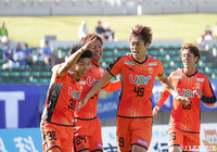 左サイドをワンツーで抜け出した宮代 大聖（#38）が右足で流し込み、山口が先制に成功する！【明治安田Ｊ２ 第41節 山口vs山形】