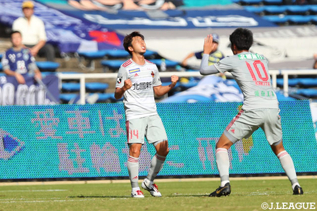 前半33分、金子 昌広（金沢/#14）がPA手前で左足でシュートを放つと、これがゴール左に決まり、先制点を挙げる【明治安田Ｊ２ 第41節 福岡vs金沢】