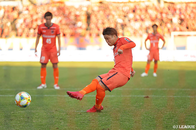 終了間際に獲得したPKを大前 元紀が冷静に沈め、大宮が土壇場で同点に追いつく【明治安田Ｊ２ 第41節 大宮vs新潟】