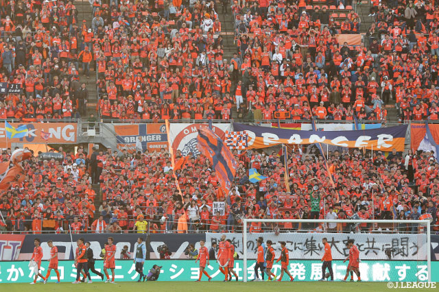 最後まで逆転を目指した大宮だったが、試合は1-1で終了。横浜FCが勝利したため、勝点差は2に広がった【明治安田Ｊ２ 第41節 大宮vs新潟】