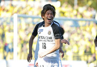 こぼれ球にいち早く反応した瀬川 祐輔が右足を一閃！抑えの利いた強烈なシュートがゴール左隅に決まり、柏が電光石火の一撃で先制に成功！【明治安田Ｊ２ 第41節 町田vs柏】