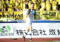 川口のクロスを山下が折り返すと中央で反応したクリスティアーノが頭で合わせ、柏が怒涛の攻撃でリードを2点に広げる!【明治安田J2 第41節 町田vs柏】