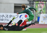 バックパスを奪った川西 翔太が、冷静にGKを交わし右足で流し込む。これが決まり、岐阜が同点に追いつく【明治安田J2 第41節 岐阜vs甲府】