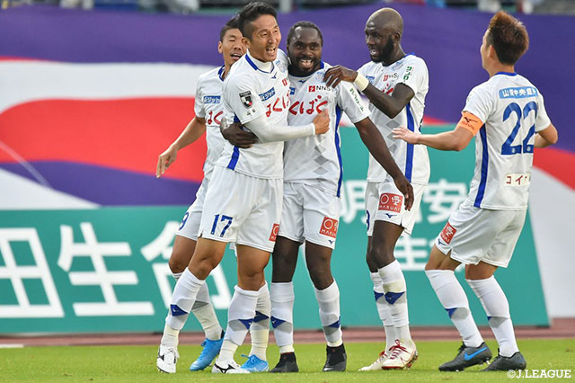 曽根田からのパスを受けたピーター ウタカがうまく反転しながら左足を振り抜く！これが決まり甲府が再びリードを奪う【明治安田Ｊ２ 第41節 岐阜vs甲府】