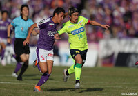 激しい競り合いをみせる黒木 恭平（京都）と船山 貴之（千葉）【明治安田Ｊ２ 第41節 京都vs千葉】