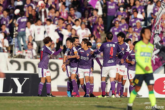 福岡のクロスをニアの金久保がスルーすると、後ろから走り込んだ仙頭 啓矢がうまく流し込み京都が試合終盤にリードを奪う【明治安田Ｊ２ 第41節 京都vs千葉】