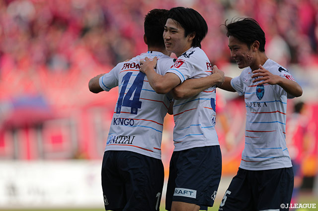 北爪のパスを受けた松尾 佑介がダイレクトで右足を振り抜く！これが決まり、横浜FCが先制点を奪う【明治安田Ｊ２ 第41節 岡山vs横浜FC】