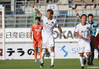 徳元からのクロスを上原 慎也がうまくヘディングで押し込み、琉球が同点に追いつく！【明治安田Ｊ２ 第41節 愛媛vs琉球】