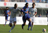 呉屋 大翔(長崎)に対し粘り強い守備で対応する田代 雅也(栃木)【明治安田J2 第41節 長崎vs栃木】