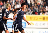 鹿児島がCKのチャンスを得ると、五領のクロスに韓 勇太が頭で合わせ、鹿児島がリードを奪う【明治安田J2 第41節 鹿児島vs水戸】