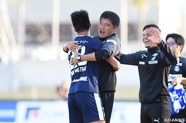 貴重な先制点を挙げた韓 勇太（鹿児島）が金 鍾成監督と熱い抱擁を交わす【明治安田Ｊ２ 第41節 鹿児島vs水戸】