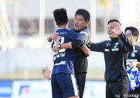 貴重な先制点を挙げた韓 勇太(鹿児島)が金 鍾成監督と熱い抱擁を交わす【明治安田J2 第41節 鹿児島vs水戸】