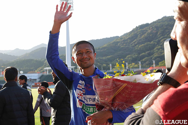 今季限りでの現役引退を発表した坪井 慶介選手の引退セレモニーが試合後に行われました【明治安田Ｊ２ 第41節 山口vs山形】