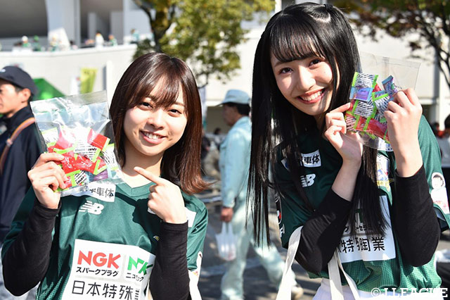 応援マネージャーの伊藤 寧々さんとアンバサダーの長尾 しおりさんが仲良くパシャリ♪【明治安田Ｊ２ 第41節 岐阜vs甲府】