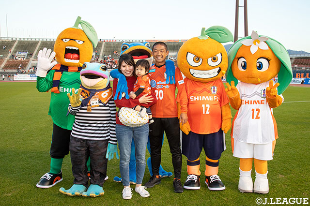 今季限りで愛媛を退団する河原 和寿。試合後、ご家族・マスコットたちと記念撮影【明治安田Ｊ２ 第41節 愛媛vs琉球】