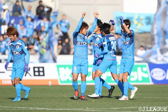 後半18分、味方の落としを藤山 智史（#6）がワントラップから右足を強振！鋭いシュートがゴール右に突き刺さり、秋田が先制に成功する【明治安田Ｊ３ 第31節 秋田vsG大23】