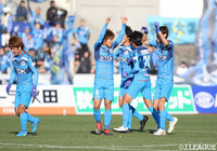 後半18分、味方の落としを藤山 智史(#6)がワントラップから右足を強振!鋭いシュートがゴール右に突き刺さり、秋田が先制に成功する【明治安田J3 第31節 秋田vsG大23】