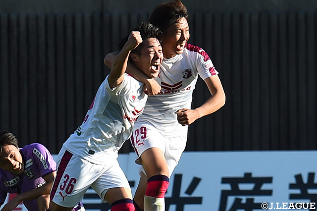 後半AT、ドリブルでPA手前まで運んだ斧澤 隼輝（#36）がそのまま右足でシュート！相手に当たったボールはゴールに吸い込まれ、アウェイのＣ大23が土壇場で先制点を獲得！【明治安田Ｊ３ 第31節 藤枝vsC大23】