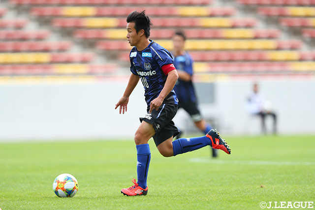 スピードに乗ったドリブルで持ち上がる食野 壮磨（Ｇ大阪ユース）【Ｊユースカップ 決勝 Ｇ大阪ユースvs名古屋U-18】