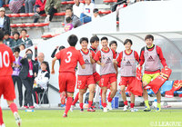 後半44分、リードを3点に広げる得点を奪った牛澤 健（名古屋U-18）がベンチメンバーの元に駆け寄る！【Ｊユースカップ 決勝 Ｇ大阪ユースvs名古屋U-18】