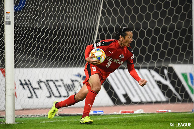 GKからのロングフィードに抜け出した原 一樹が胸トラップでボールを収めると、右足でボレーを叩き込んで熊本が待望の先制点を獲得【明治安田Ｊ３ 第31節 熊本vs岩手】