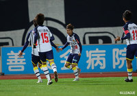 髙橋 大悟（#28）がPA外から左足を振り抜くと、強烈なシュートがネットに突き刺さり、北九州が先制に成功【明治安田Ｊ３ 第31節 群馬vs北九州】