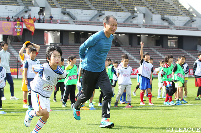 原さんも子どもたちと一緒に汗を流しました♪【DO！ALL SPORTSスポーツクリニック】