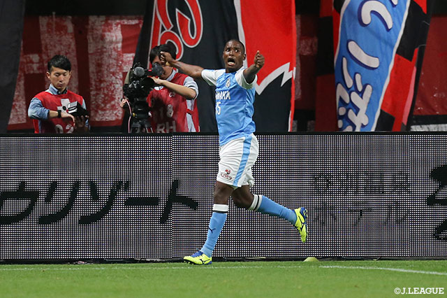 松本のクロスがファーに流れると、アダイウトンが角度のないところから強烈なシュートを放ち、磐田が先制点を奪う【明治安田Ｊ１ 第32節 札幌vs磐田】