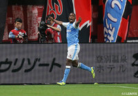 松本のクロスがファーに流れると、アダイウトンが角度のないところから強烈なシュートを放ち、磐田が先制点を奪う【明治安田Ｊ１ 第32節 札幌vs磐田】