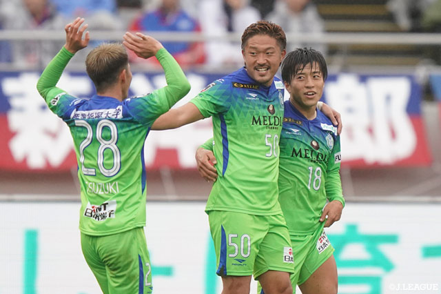 山田が針の穴を通すような絶妙なスルーパスを送ると、抜け出した松田 天馬が冷静にGKの動きを見てシュートを放つ！これが決まり、アウェイの湘南が先制に成功！【明治安田Ｊ１ 第32節 FC東京vs湘南】