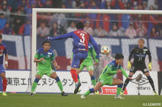 90+4分に、こぼれ球に反応した森重 真人が強烈なミドルシュートを叩き込み、FC東京が土壇場で同点に追いつく【明治安田Ｊ１ 第32節 FC東京vs湘南】