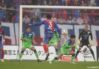 90+4分に、こぼれ球に反応した森重 真人が強烈なミドルシュートを叩き込み、FC東京が土壇場で同点に追いつく【明治安田Ｊ１ 第32節 FC東京vs湘南】