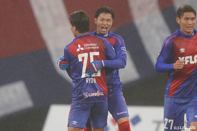 起死回生の同点ゴールを決めた森重 真人（FC東京）が味方選手と熱い抱擁を交わす【明治安田Ｊ１ 第32節 FC東京vs湘南】