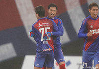 起死回生の同点ゴールを決めた森重 真人(FC東京)が味方選手と熱い抱擁を交わす【明治安田J1 第32節 FC東京vs湘南】